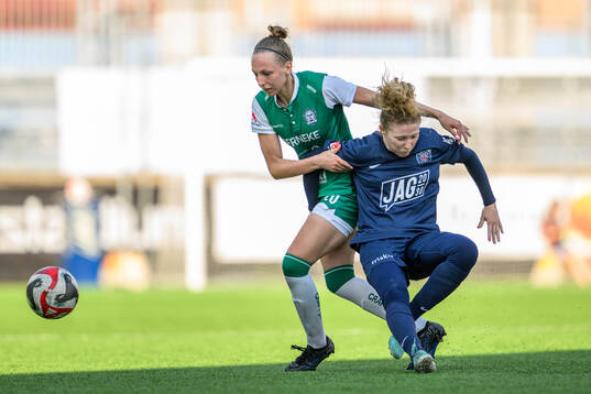 Alingsås Emmy Blomberg och Eskilstuna Uniteds Nicole