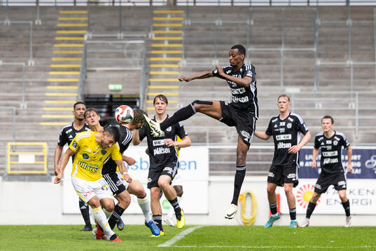 Oskarshamns Jonathan Tesfay Habte med hög spark