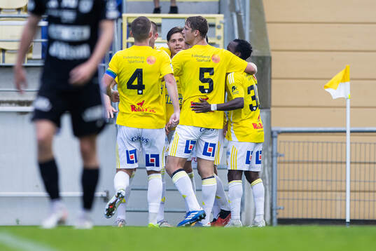 Falkenbergs Leonardo Farah Shahin jublar med laget