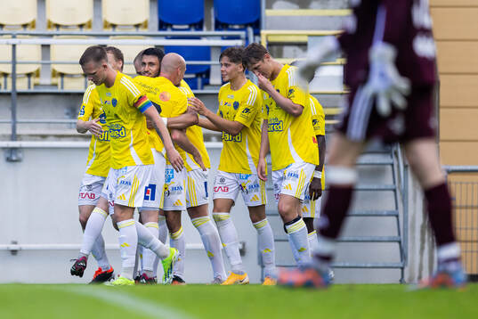 Falkenbergs Leonardo Farah Shahin jublar med laget