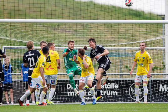 Falkenbergs målvakt Anton Andersson boxar bort bollen