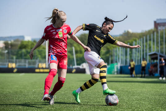 KIF Örebros Minea Lassas och AIKs Michelle Rojas Flores