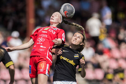 KIF Örebros Katla Maria Thordardottir och AIKs Adelisa