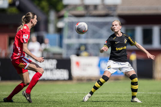 KIF Örebros Wilma Öhman och AIKs Olivia Lindstedt