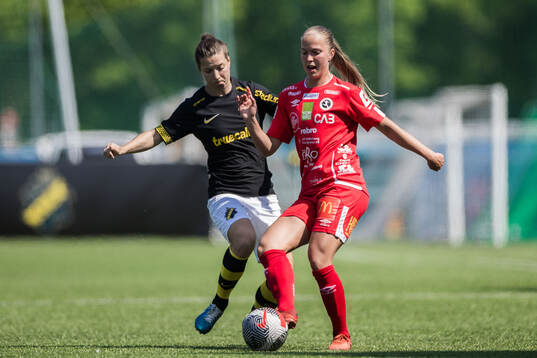 AIKs Patricia Fischerova och KIF Örebros Lisa Frisk