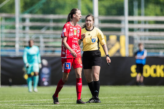 KIF Örebros Wilma Öhman i diskussion med Domare Anastasia
