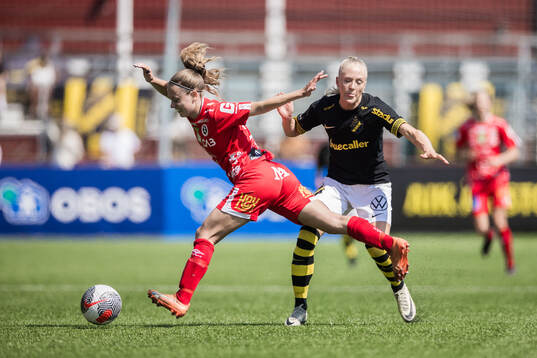 KIF Örebros Amanda Altheden och AIKs Moa Sjöström