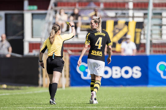 AIKs Jennie Nordin tilldelas gult kort av Domare Anastasia