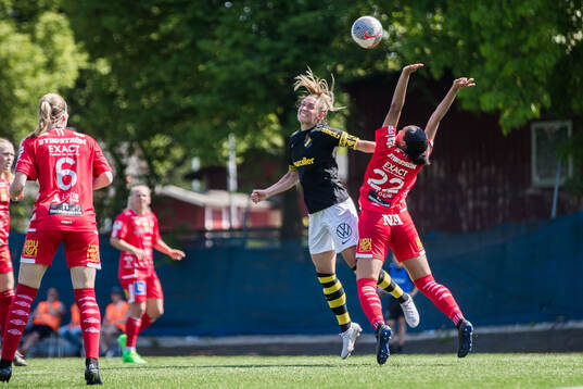 AIKs Jennie Nordin och KIF Örebros Ashley Michelle Barron