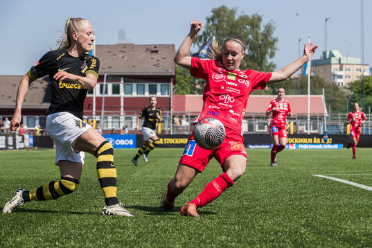 AIKs Moa Sjöström och KIF Örebros Amanda Altheden