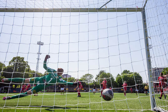 AIKs Daniella Famili gör 1-0 bakom KIF Örebros målvakt