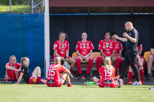 KIF Örebros tränare Rickard Johansson med spelare som