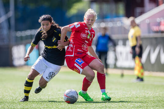 AIKs Annika Svensson och KIF Örebros Molly Johansson