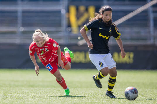 KIF Örebros Molly Johansson och AIKs Annika Svensson