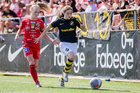 KIF Örebros Minea Lassas  och AIKs Maja Johansson