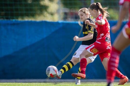 AIKs Maja Johansson och KIF Örebros Amanda Altheden