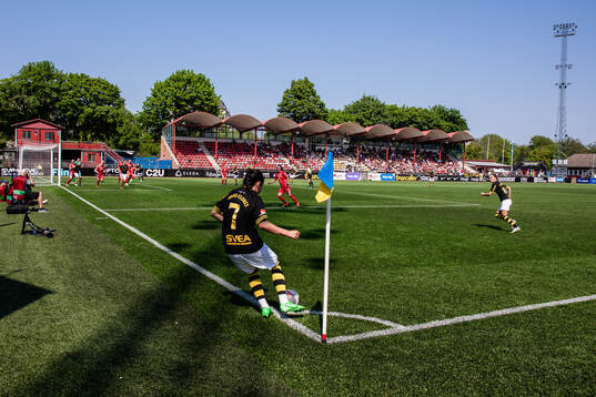 Skytteholms IP med AIKs Michelle Rojas Flores i förgrunden