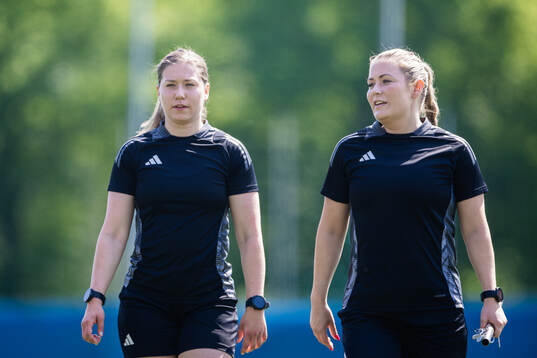 Domare Anastasia Oberlauf Poopuu och assisterande domare