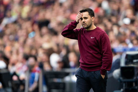 Head coach Jonatan Giráldez of Barcelona looks dejected
