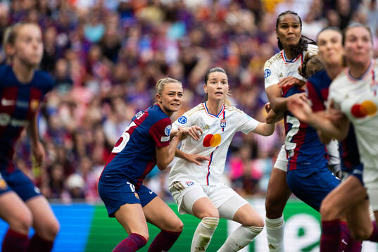 Fridolina Rolfö of Barcelona and Damaris Egurrola of Lyon
