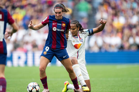 Mariona Caldentey of Barcelona and Wendie Renard of Lyon