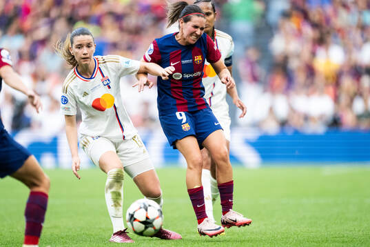 Damaris Egurrola of Lyon and Mariona Caldentey of Barcelona