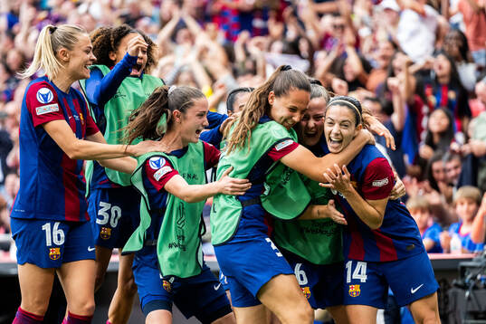 Aitana Bonmati of Barcelona celebrates with team mates