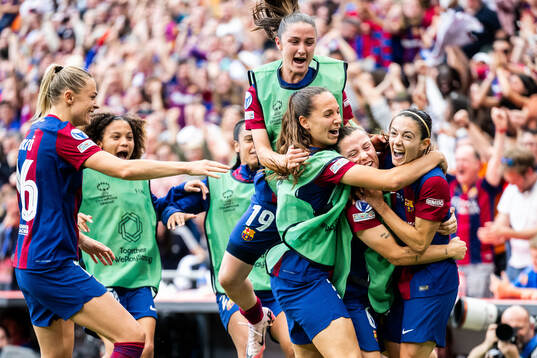 Aitana Bonmati of Barcelona celebrates with team mates