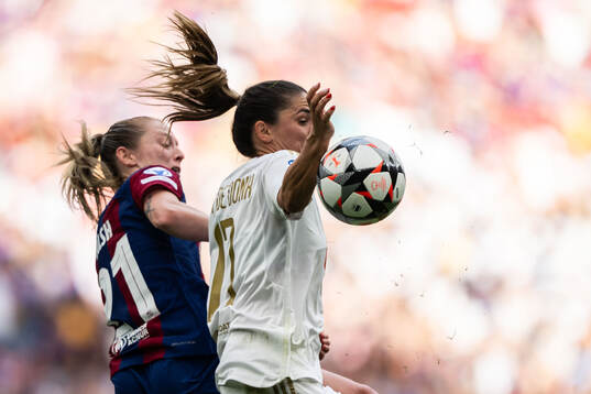 Keira Walsh of Barcelona and Danielle van de Donk of Lyon