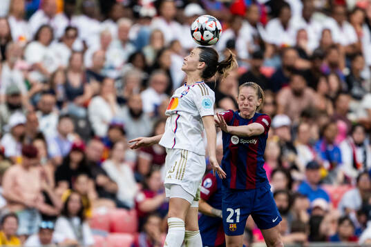 Damaris Egurrola of Lyon and Keira Walsh of Barcelona