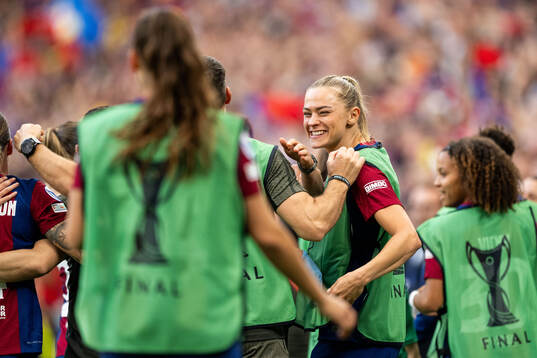 Fridolina Rolfö of Barcelona celebrates with team mates