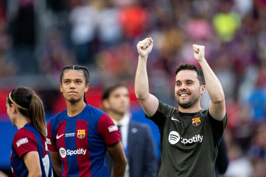 Head coach Jonatan Giráldez of Barcelona celebrates