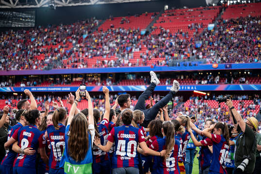 Head coach Jonatan Giráldez of Barcelona celebrates with
