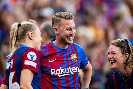 Fridolina Rolfö of Barcelona celebrates with family