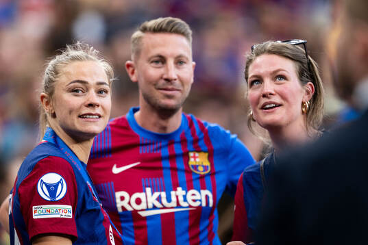 Fridolina Rolfö of Barcelona celebrates with family