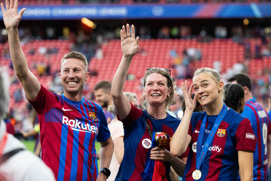 Fridolina Rolfö of Barcelona celebrates with friends
