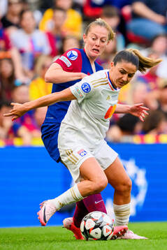 Keira Walsh of Barcelona and Danielle van de Donk of Lyon