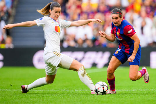 Damaris Egurrola of Lyon and Mariona Caldentey of Barcelona