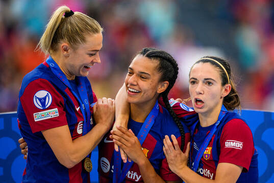 Fridolina Rolfö of Barcelona celebrates with Esmee Brugts
