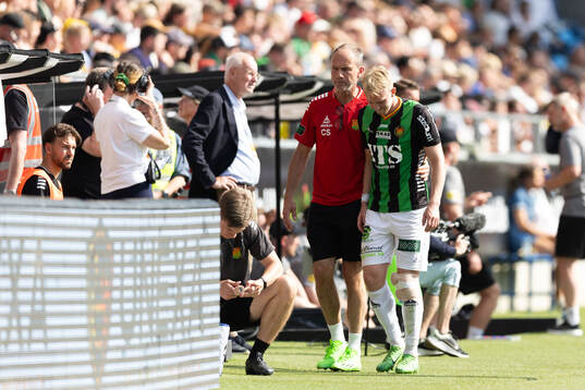 GAIS Robin Wendin Thomasson lämnar planen skadad