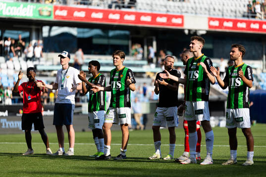 GAIS spelare jublar framför klacken