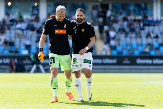 Häckens målvakt Peter Abrahamsson och GAIS Mervan Celik