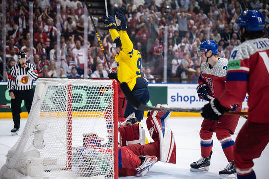 Marcus Johansson of Sweden celebrates the 2-1 goal