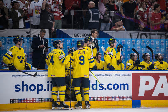 Joel Eriksson Ek, Adrian Kempe and Head coach Sam Hallam of