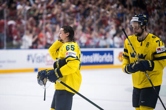 Erik Karlsson and Victor Hedman of Sweden look dejected