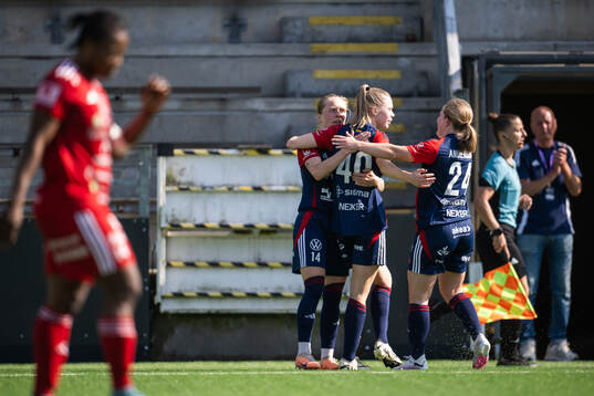FC Rosengårds Emilia Larsson jublar med lagkamrater