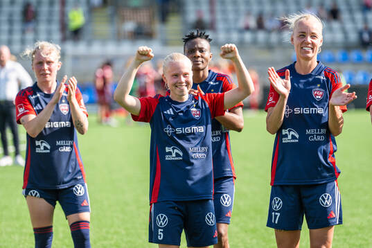 FC Rosengårds Anni Hartikainen och Caroline Seger jublar