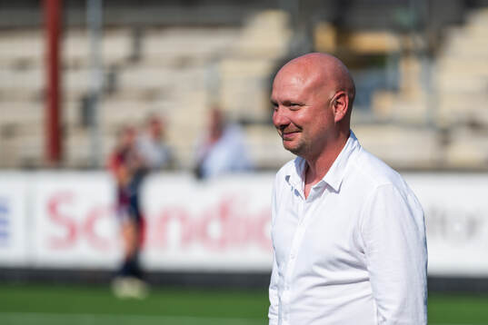 FC Rosengårds tränare Joel Kjetselberg visar glädje
