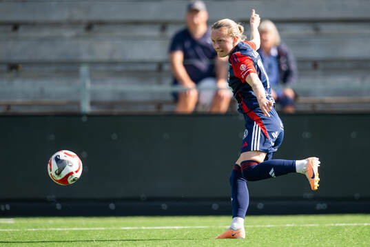 FC Rosengårds Emilia Larsson skjuter in bollen in målet