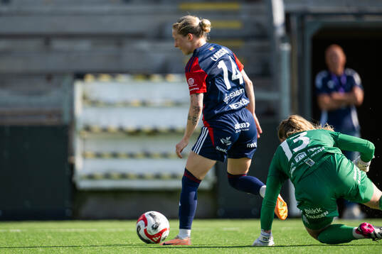 FC Rosengårds Emilia Larsson dribblar bort Piteås